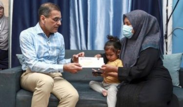 Ketua Pegawai Eksekutif PERKESO, Datuk Seri Dr Mohammed Azman Aziz Mohammed menyerahkan Pencen Penakat kepada balu Allahyarham Amirul Hafiz Omar/Foto Bernama