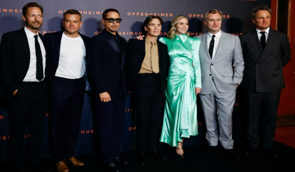 Pengarah Oppenhiemer, Christopher Nolan (dua dari kanan) bersama-sama barisan pelakon filem berkenaan /Foto Reuters