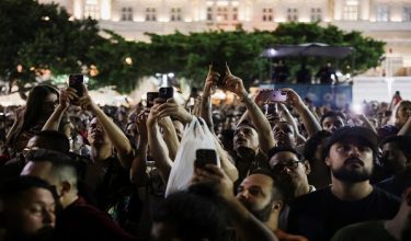 Fans gather outside the hotel where Colombian singer Shakira is accommodated, ahead of her open concert on Copacabana Beach in Rio de Janeiro, Brazil, May 1, 2026. REUTERS/Ricardo Moraes
