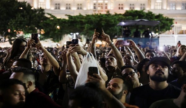 Fans gather outside the hotel where Colombian singer Shakira is accommodated, ahead of her open concert on Copacabana Beach in Rio de Janeiro, Brazil, May 1, 2026. REUTERS/Ricardo Moraes