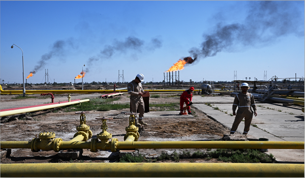 Medan minyak dan gas di pinggir bandar Basra Iraq/Foto AFP