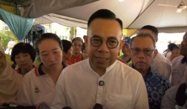 Menteri KUSKOP, Steven Sim pada sesi Walkabout Program Jualan MADANI Koperasi dan Usahawan KUSKOP 2026 di Butterworth.