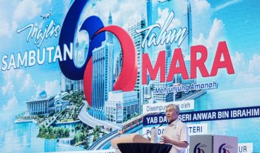 KUALA LUMPUR, 3 Mei -- Timbalan Perdana Menteri merangkap Menteri Kemajuan Desa dan Wilayah Datuk Seri Dr Ahmad Zahid Hamidi menyampaikan ucapan pada Majlis Sambutan 60 Tahun Majlis Amanah Rakyat (MARA) di Dewan Merdeka, Pusat Dagangan Dunia Kuala Lumpur hari ini.

-- fotoBERNAMA (2026) HAK CIPTA TERPELIHARA