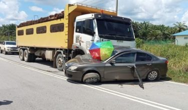 Sebuah kereta dan lori terlibat kemalangan di Jalan Long Lama, Baram.