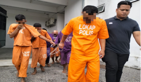 Anggota polis membawa suspek (dua dari kanan) selepas prosiding reman di Mahkamah Majisret Kota Bharu hari ini. / Foto BERNAMA