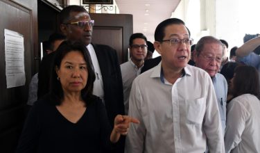 Mahkamah Tinggi Pulau Pinang hari ini menolak permohonan bekas Ketua Menteri Pulau Pinang, Lim Guan Eng (dua, kiri) dan isterinya, Betty Chew (kiri) serta ahli perniagaan, Phang Li Koon untuk membatalkan pertuduhan rasuah melibatkan projek asrama pekerja asing bernilai RM11.6 juta dan pengubahan wang haram/Foto BERNAMA