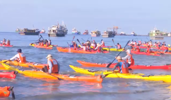 Peserta kayak memulakan cabaran mengelilingi pulau