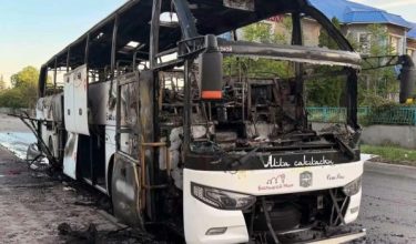 Bas penumpang terbakar selepas serangan dron di Donetsk/Foto VIORY