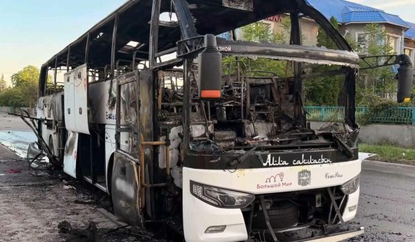 Bas penumpang terbakar selepas serangan dron di Donetsk/Foto VIORY