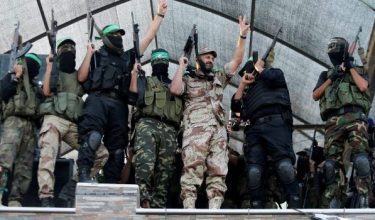 Anggota Hamas diraikan penduduk Palestin di Gaza City/Foto REUTERS