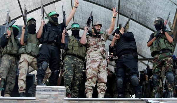 Anggota Hamas diraikan penduduk Palestin di Gaza City/Foto REUTERS