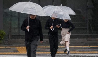 Orang ramai berjalan dalam hujan lebat akibat Taufan Jangmi di Tokyo, Jepun, 3 Jun 2026/Foto REUTERS
