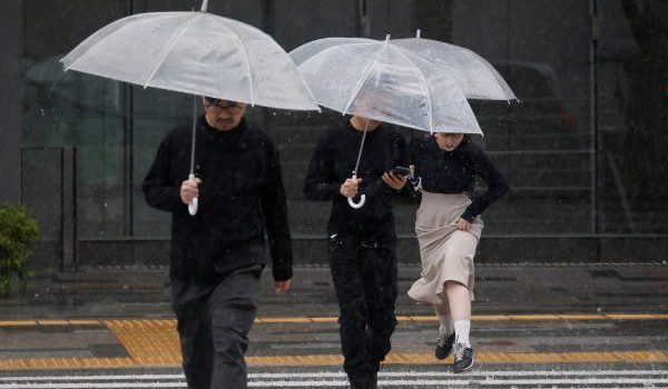 Orang ramai berjalan dalam hujan lebat akibat Taufan Jangmi di Tokyo, Jepun, 3 Jun 2026/Foto REUTERS
