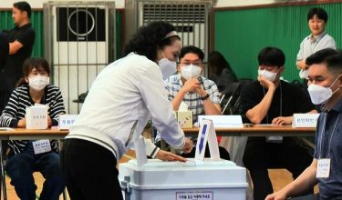 Segelintir pengundi menjalankan tanggungjawab di pusat pengundian / Foto AFP