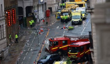 Perkhidmatan kecemasan di tempat kejadian selepas orang ramai dilanggar sebuah kereta semasa Perarakan Kemenangan Liverpool / REUTERS