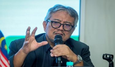 RAWANG, 14 Mei -- Presiden dan Ketua Pegawai Eksekutif Perodua Datuk Seri Zainal Abidin Ahmad pada sidang media selepas lawatan di Perusahaan Otomobil Kedua Sdn Bhd (Perodua) hari ini.

--fotoBERNAMA (2026) HAK CIPTA TERPELIHARA