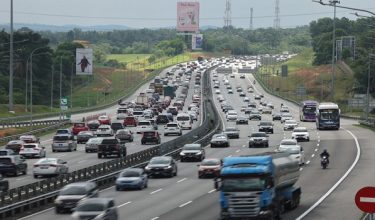 SEREMBAN, 6 April -- Aliran trafik di Lebuh Raya Utara-Selatan menghala utara bergerak perlahan ekoran terdapat pertambahan kenderaan berikutan orang ramai mula pulang ke ibu kota selepas bercuti di kampung halaman sempena perayaan Aidilfitri ketika tinjauan hari ini. 

--fotoBERNAMA (2025) HAK CIPTA TERPELIHARA