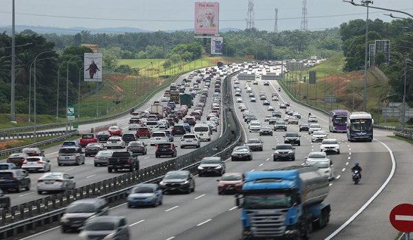 SEREMBAN, 6 April -- Aliran trafik di Lebuh Raya Utara-Selatan menghala utara bergerak perlahan ekoran terdapat pertambahan kenderaan berikutan orang ramai mula pulang ke ibu kota selepas bercuti di kampung halaman sempena perayaan Aidilfitri ketika tinjauan hari ini. 

--fotoBERNAMA (2025) HAK CIPTA TERPELIHARA
