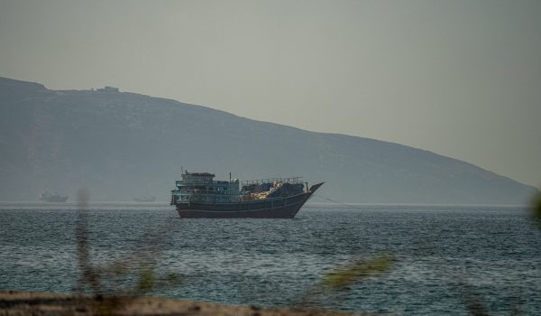 Kapal berlabuh di Selat Hormuz seperti dilihat dari Musandam, Oman/Foto REUTERS