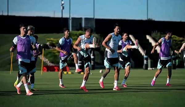 Pasukan Argentina melakukan latihan rasmi di Kansas City sebagai persiapan menjelang Piala Dunia 2026/ REUTERS