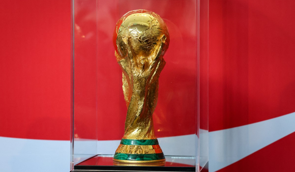 Trofi Piala Dunia FIFA  dipamerkan di Muzium Sejarah Alam Amerika, New York/ REUTERS
