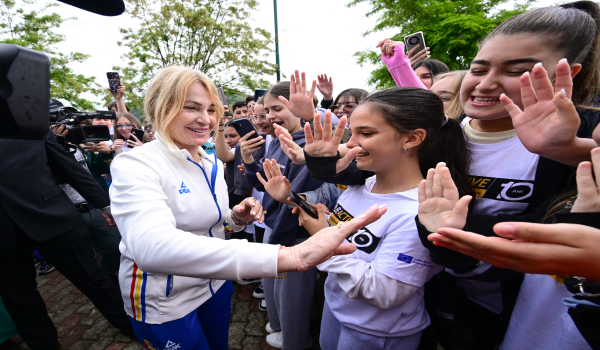 Bekas gimnas legenda Romania, Nadia Comaneci ketika lawatan ke Onesti baru-baru ini / AFP