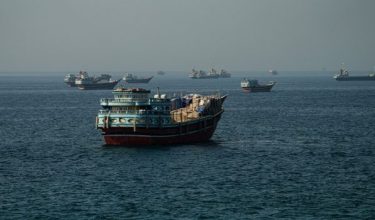 Kapal-kapal berlabuh di perairan Selat Hormuz berpengkalan dari Musandam, Oman/Foto REUTERS