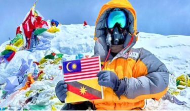 Wong Su Chung, 60 pendaki Everest pertama dari Sarawak mengibarkan bendera negara Malaysia dan bendera Sarawak Bumi Kenyalang