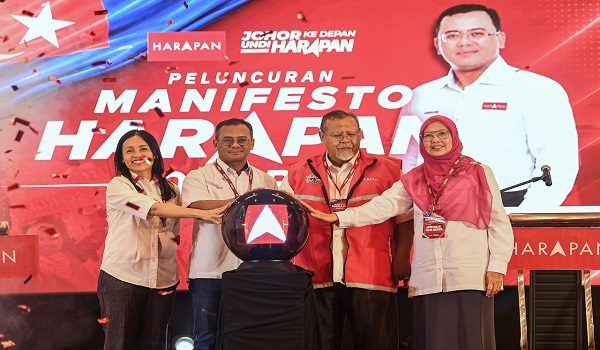 JOHOR BAHRU, 3 Julai -- Menteri Besar Selangor yang juga Naib Presiden Keadilan, Datuk Seri Amirudin Shari (tengah) menyempurnakan Majlis Peluncuran Manifesto Harapan Johor Untuk Semua hari ini.

Turut hadir Pengerusi DAP Johor, Teo Nie Ching (kiri) dan Pengerusi Pakatan Harapan (PH) Johor, Aminolhuda Hassan (dua, kanan).

-- fotoBERNAMA (2026) HAK CIPTA TERPELIHAR