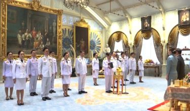 Seramai 14 menteri baharu Thailand mengangkat sumpah jawatan di hadapan Raja Maha Vajiralongkorn hari ini./REUTERS