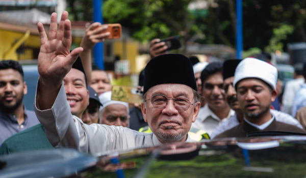Datuk Seri Anwar selepas menunaikan solat Jumaat di Masjid As-Sodiqin, Taman Kobena. Foto/Bernama