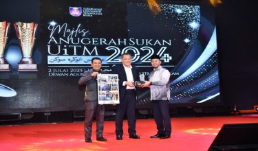 Tan Sri Hamidin menerima Anugerah Jasamu Dikenang yang disampaikan Naib Canselor UiTM, Prof. Datuk Dr. Shahrin Sahib @ Sahibuddin (kanan) - Foto Pusat Sukan UiTM