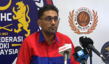 Pengerusi Jawatankuasa Pertandingan Konfederasi Hoki Malaysia (KHM) Datuk Seri Anil Jeet Singh Sandhu (kiri) bercakap ketika sidang media di Stadium Hoki Nasional, Bukit Jalil