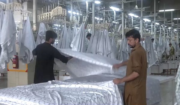 Pemprosesan membuat kain di Liberty Mills Limited, Karachi/ REUTERS