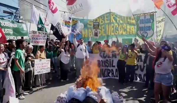 Penunjuk perasaan di hadapan Konsulat Amerika Syarikat (AS) di Sao Paulo/ REUTERS