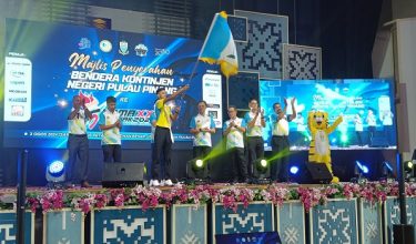 Majlis penyerahan bendera tersebut dirasmikan Timbalan Ketua Menteri 1, Datuk Dr Mohamad Abdul Hamid.