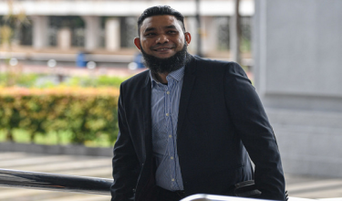 Wan Muhammad Azri Wan Deris atau Papagomo dilepaskan dan dibebaskan oleh Mahkamah Sesyen pada Rabu atas satu pertuduhan menyebut kata-kata menghasut antaranya mengaitkan kerajaan pro kepada Israel dan Barat dua tahun lalu / BERNAMA