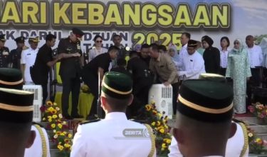 Rakaman seorang wanita mendekati Sultan Perak Sultan Nazrin di pentas utama pada sambutan Hari Kebangsaan Peringkat Negeri Perak