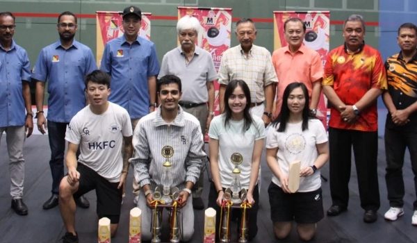 Tuanku Muhriz (berdiri empat dari kiri) bersama pemenang Kejohanan Skuasy Trofi Tuanku Muhriz 2024 (TMT 2024)/Foto Persatuan Squash Negeri Sembilan