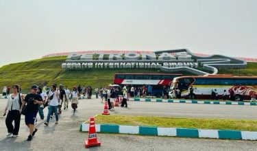 Pengunjung menggunakan perkhidmatan bas perantara ke Litar Sepang/Foto MyRapidKL