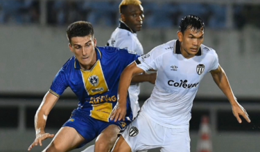 Pemain import TFC, Adisak Kraison (kanan) mendakwa terdapat tunggakan gaji melibatkan enam angka yang belum dilunaskan kelab berkenaan terhadapnya/Foto MSL