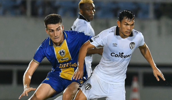 Pemain import TFC, Adisak Kraison (kanan) mendakwa terdapat tunggakan gaji melibatkan enam angka yang belum dilunaskan kelab berkenaan terhadapnya/Foto MSL
