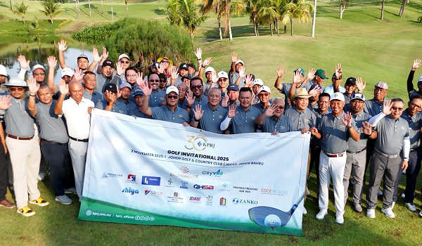 Para peserta termasuk wakil media, pemimpin negeri dan tetamu korporat merakamkan gambar kenangan sebelum memulakan pukulan pertama (tee-off) sempena KPRJ 30th Anniversary Golf Invitational di Johor Golf & Country Club (JGCC)