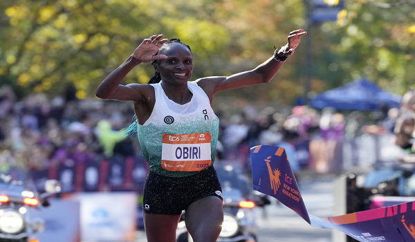 Hellen Obiri, tiba di garisan penamat / REUTERS