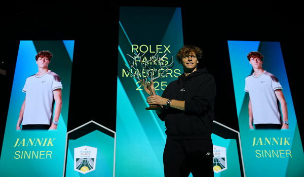 Jannick Sinner bersama trofi Paris Masters yang dimenanginya / REUTERS