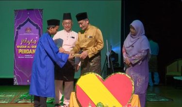 Timbalan Pengarah, Sektor kurikulum Pendidikan Islam dan Bahasa Arab, Bahagian Pendidikan Islam Kementerian Pendidikan, Azizan Muhammad, menyempurnakan Majlis Gema Al-Quran 2025 bersempena Majlis Khatam Al-Quran Sekolah-Sekolah Rendah Kementerian Pendidikan peringkat Labuan di Dewan Auditorium Sekolah Antarabangsa Labuan/foto RTM