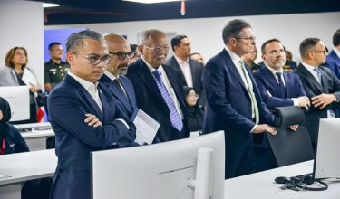 Menteri Komunikasi, Datuk Fahmi Fadzil, melawat Pusat Siber Serantau Leonardo Malaysia di Menara PHB Shah Alam, hari ini/foto BERNAMA