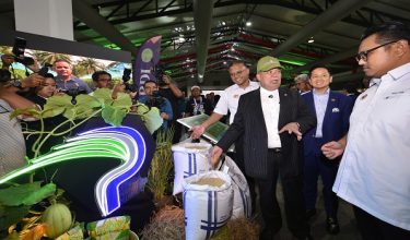 Datuk Seri Mohamad Sabu (tiga, kanan) melawat reruai pameran semasa menghadiri Majlis Prapelancaran MAHA 2026 di MAEPS/Foto BERNAMA