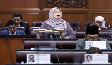 Timbalan Menteri Kemajuan Desa dan Wilayah, Datuk Rubiah Wang, menjawab soalan pada Mesyuarat Ketiga, Penggal Keempat Parlimen ke-15 Persidangan Dewan Negara di Bangunan Parlimen hari ini/foto BERNAMA
