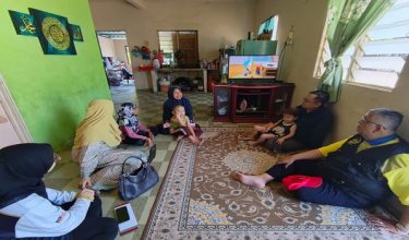 Pengerusi Pusat Kecemerlangan Pendidikan Faizuddin (FCoEE), Prof. Emeritus Datuk Dr Kamaruddin Hussin, pada Program Ziarah Kasih Pemangkin Pembangunan Insan Terpilih Madani (PPITM) di Kampung Pulau Ketam, Kuala Perlis bersama wakil Jabatan Pendidikan Negeri dan pensyarah Universiti Utara Malaysia/foto fail